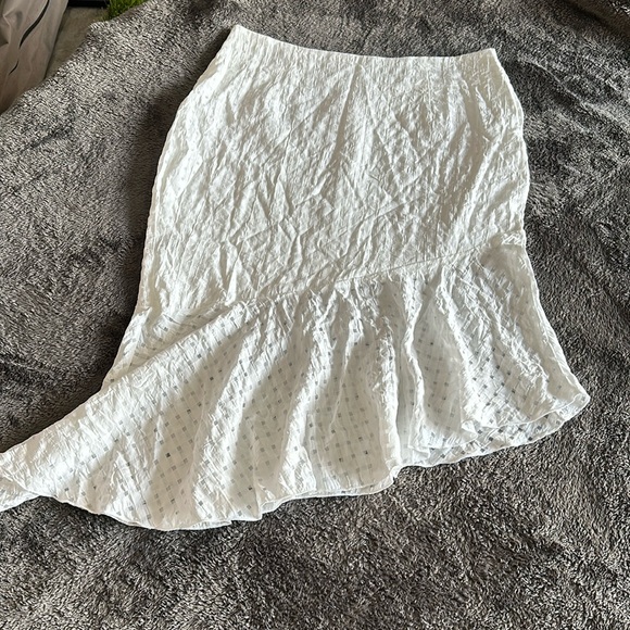 Gorgeous white lined skirt with asymmetrical hemline. Size L - Picture 1 of 6